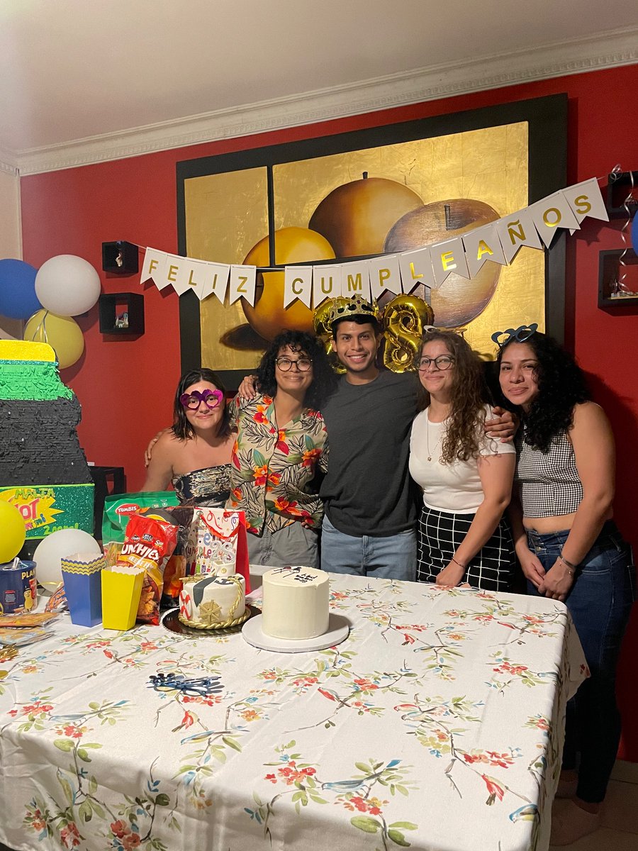 RuslanRod21's tweet photo. Celebrando los 28 con el harén🎉 https://t.co/bwOEwl18fC