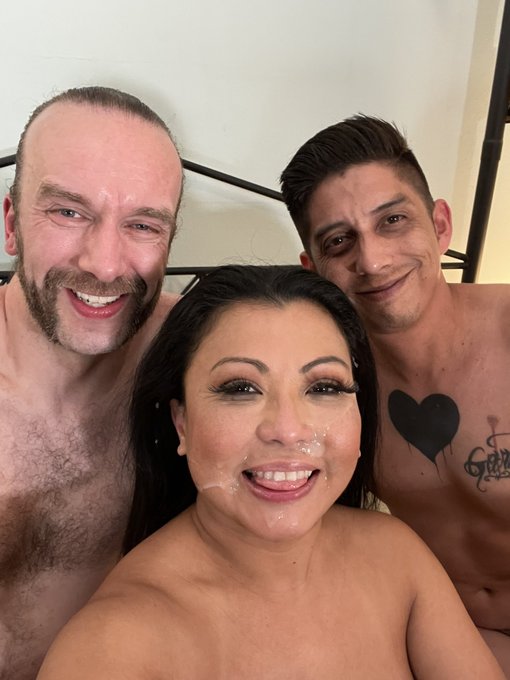 1 pic. #SundayMorning

When it’s Sunday Cumday and I get a double cum facial from @itsricoreyes and @Randy_Denmark