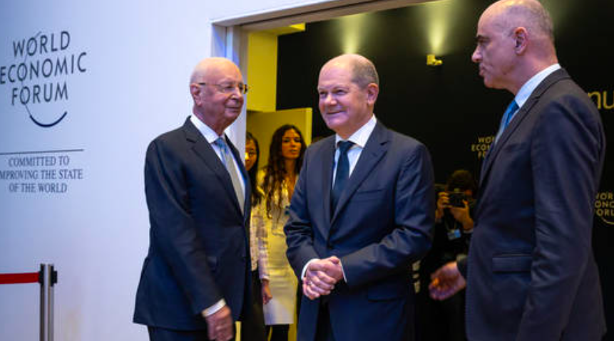 Wer hat den hübschesten #Glatzkopf? (#WEF founder #Klaus Schwab, German Chancellor #OlafScholz and Swiss President #AlainBerset pose at the Congress centre during of the World Economic Forum (WEF) annual meeting in Davos on January 18, 2023.) Source: RT