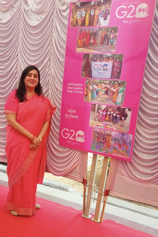 BansuriSwaraj's tweet photo. तुमकुर में महिला मोर्चा राष्ट्रीय कार्यकारिणी में माननीय श्री @blsanthosh जी, CM आदरणीय श्री @BSBommai जी और @BJPMahilaMorcha की राष्ट्रीय अध्यक्षा @VanathiBJP जी की उपस्थिति में मुझे #G20 और #W20 के बारे में विचार साझा करने का मौका मिला। इस अवसर के लिए मैं बहुत आभारी हूँ। https://t.co/nx79lLiCn1