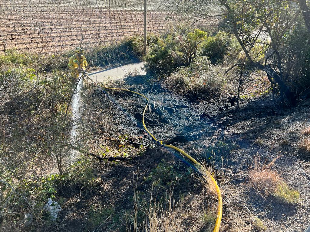 ADF132's tweet photo. Actuem en l'extinció d'un conat d'incendi a la carretera de Font-rubí, paratge de Can Romeu, a l'arribada dels @bomberscat, ja ho teníem controlat i quasi bé extingit. Agrair al voluntariat que deix el dinar a taula per col.laborar en preservar el patrimoni natural. https://t.co/2tcMAROvHW