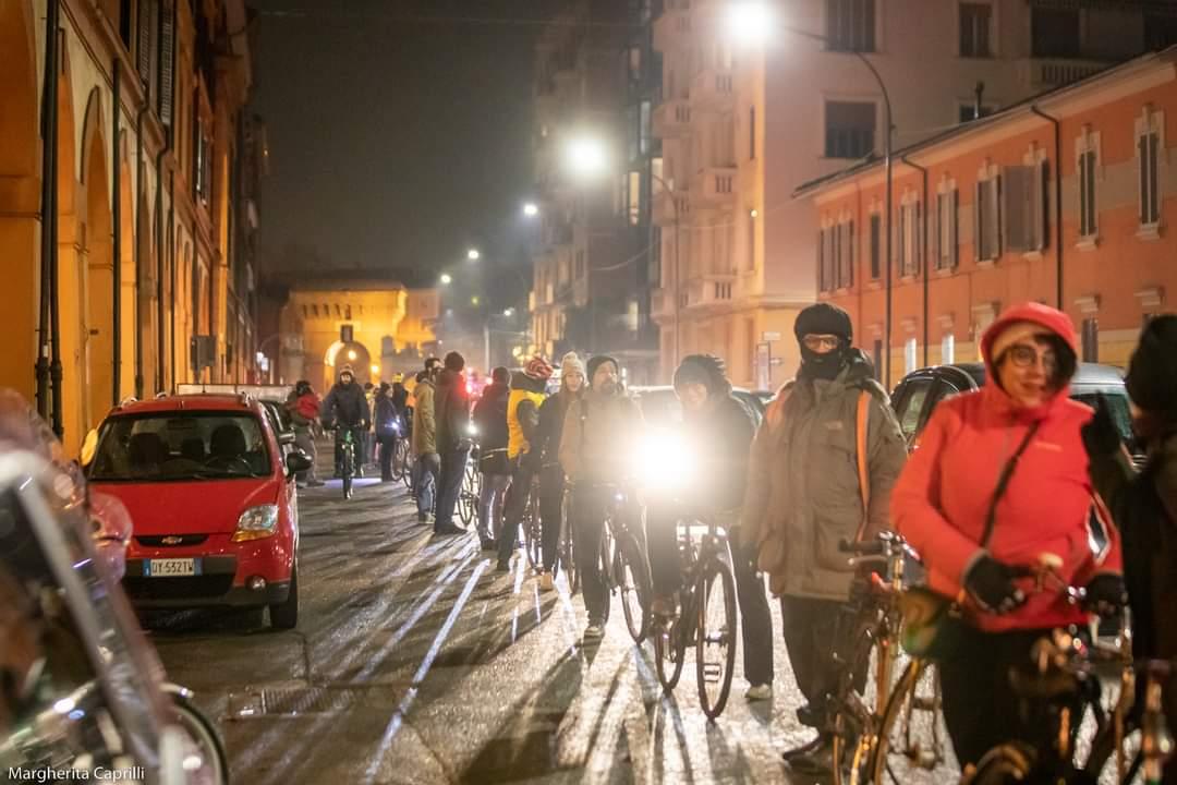 EfestaAps's tweet photo. Ecco qualche scatto dal flashmob in #ViaSaragozza! 
Aspettiamo che la politica si assuma la responsabilità di difendere le #ciclabili e chi le usa... Perché la strada è di tuttx e noi continueremo a scendere in strada per ricordarlo! 
[📷Margherita Caprilli] https://t.co/aXc8D7oWe5