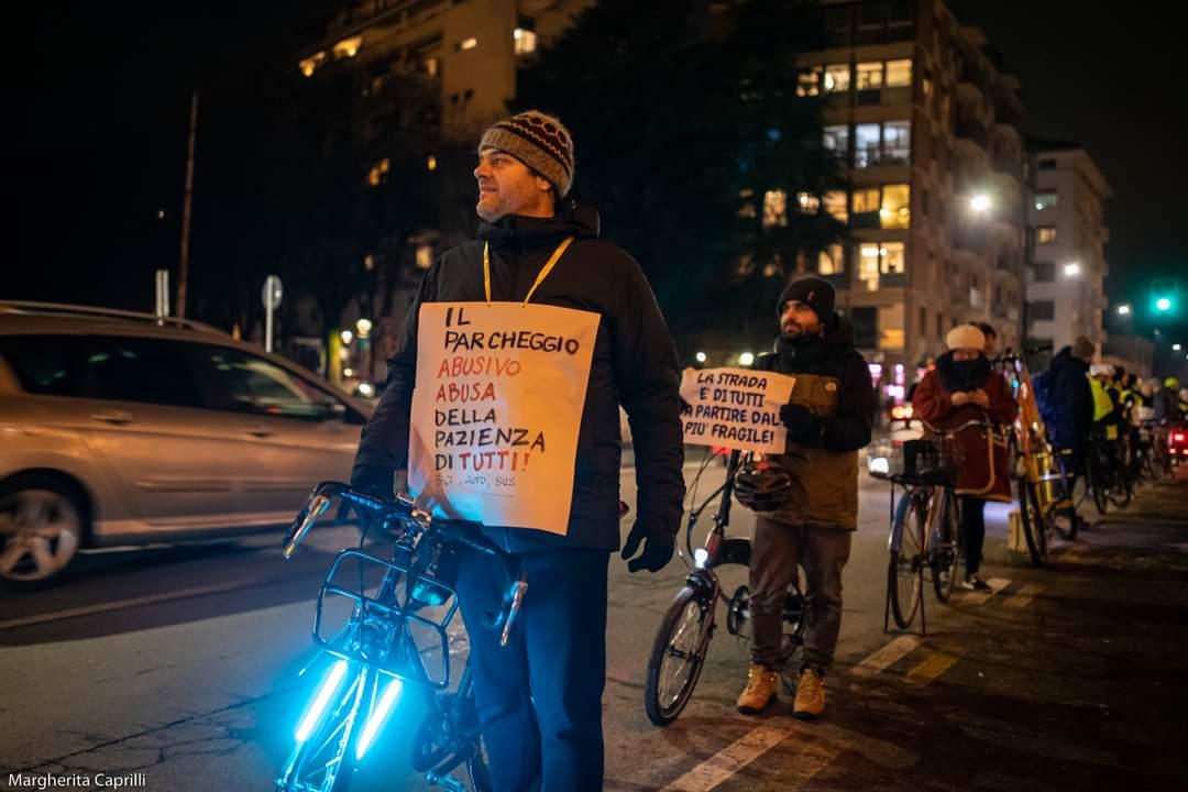 EfestaAps's tweet photo. Ecco qualche scatto dal flashmob in #ViaSaragozza! 
Aspettiamo che la politica si assuma la responsabilità di difendere le #ciclabili e chi le usa... Perché la strada è di tuttx e noi continueremo a scendere in strada per ricordarlo! 
[📷Margherita Caprilli] https://t.co/aXc8D7oWe5