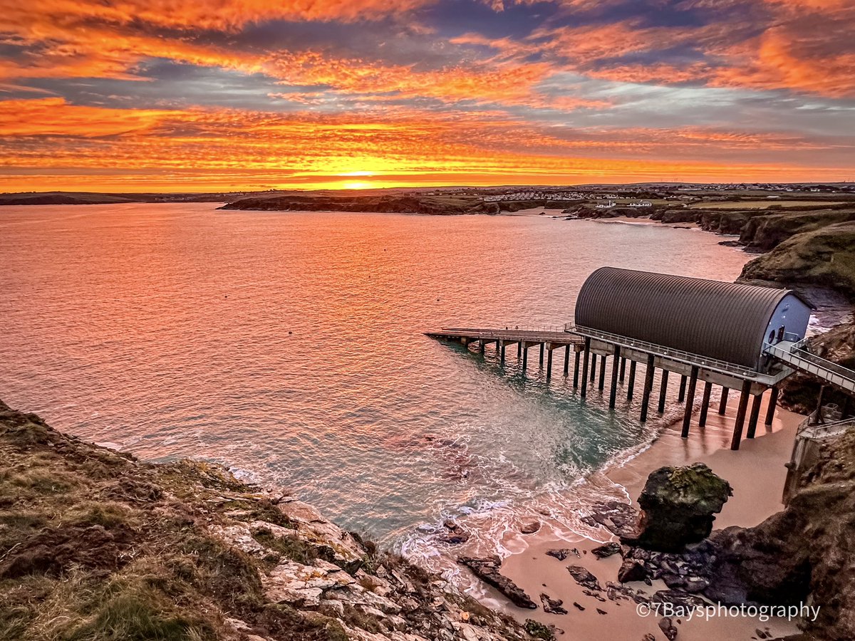 7_Bays_Photo's tweet photo. As sunrises go this mornings was pretty special over Mother Ivey’s Bay #sunrise #dawn #Cornwall #coast #sky @StormHour @StormHourMedia @lifeboatpadstow @BBCSpotlight @bbcweather @itvwestcountry @itvweather @Cornwalloncam @MotherIveysBay https://t.co/5vQwM9TBIR