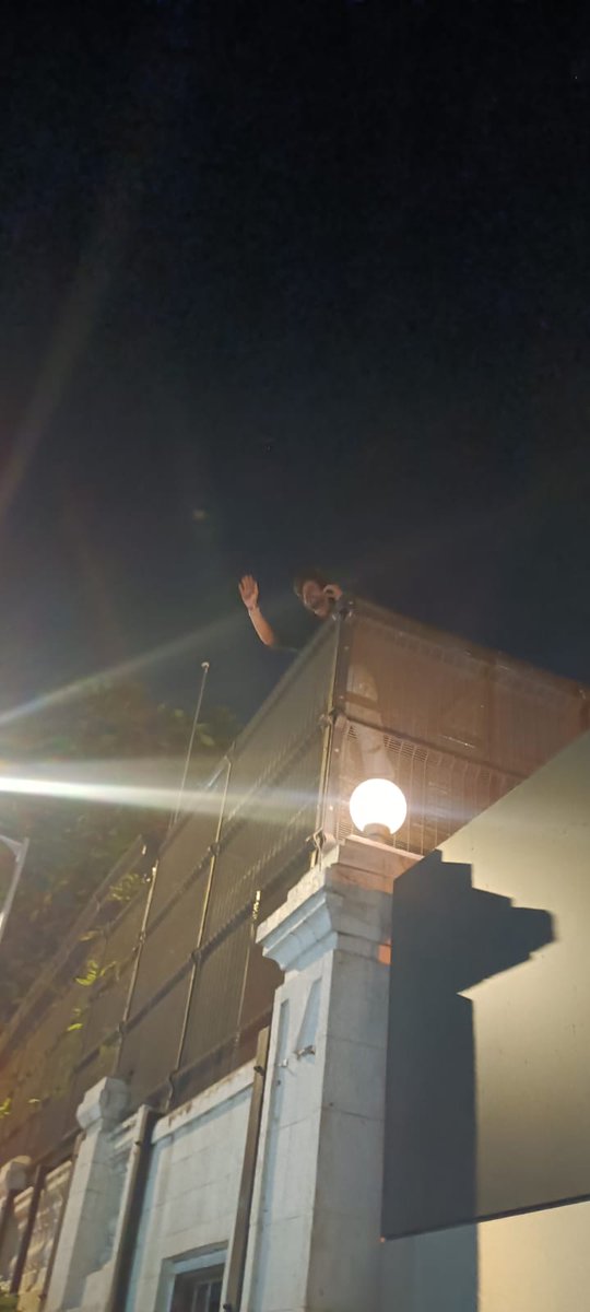 toufiqali4srk's tweet photo. King Khan waves to the FANs gathered outside Mannat and does the signature pose ♥️🔥 #ShahRukhKhan #PathaanAt6AM #PathaanAdvanceBooking #Pathaan #SRK #Mannat https://t.co/rzbyolNZtf