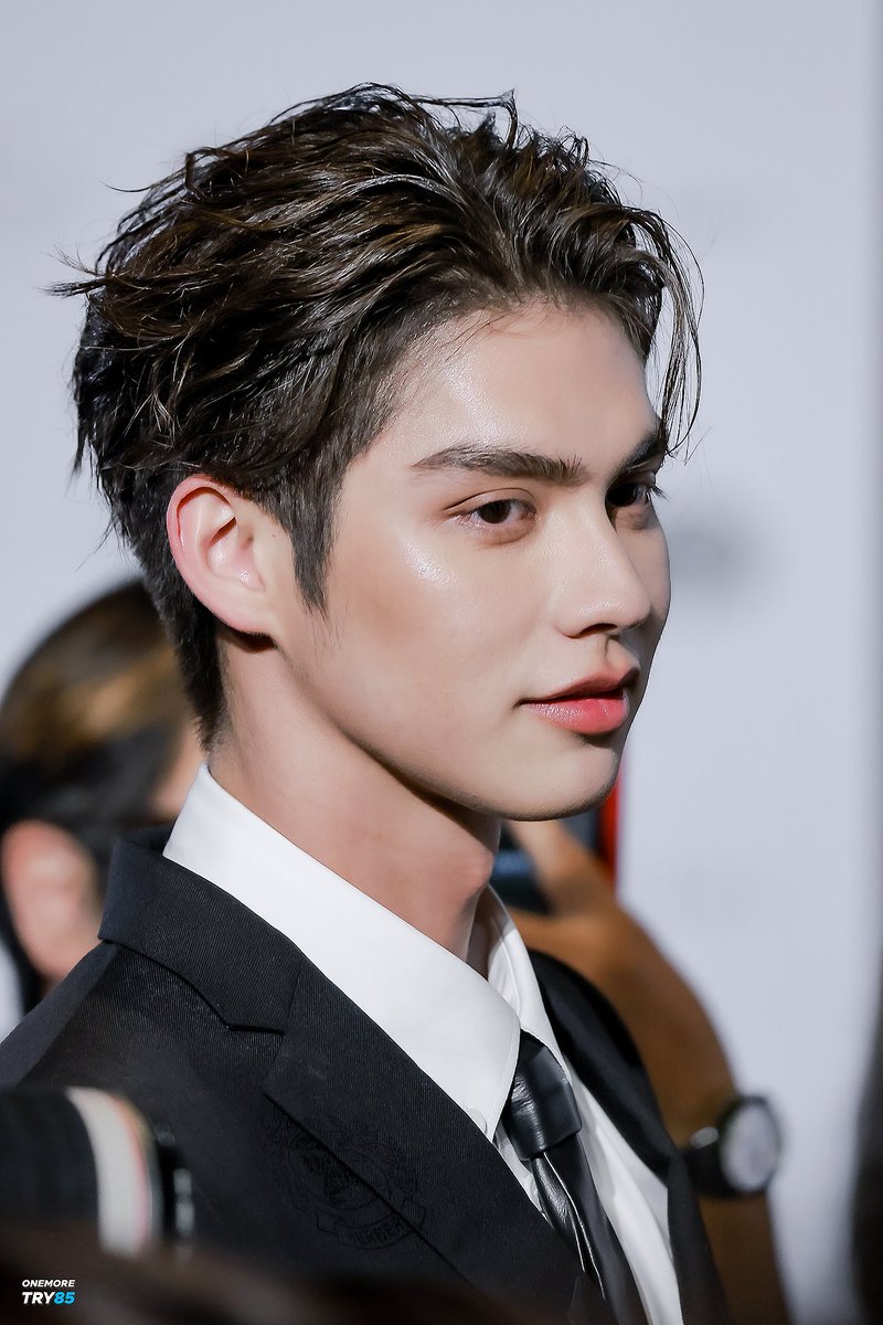 ไบร์ท ที่เรารู้จัก เรียบง่าย ขี้เล่น ดึงทรงเก่ง มุ่งมั่น มั่นคง ขยัน อดทน เป็นคนมีฝัน กล้าคิด กล้าทำ กลัวใจแฟนคลับ ทุกอย่างที่ไบร์ทเป็นมันดีมากลงตัวในความชอบของใครหลายๆคน เป็นคนที่โดนรักได้ง่ายๆ ด้วยความแสนดีต่อทุกคนต่อโลกต่อสัตว์ ทัศนคติที่โครตจะดี รักไบร์ท<a href="/bbrightvc/">bright</a> #bbrightvc