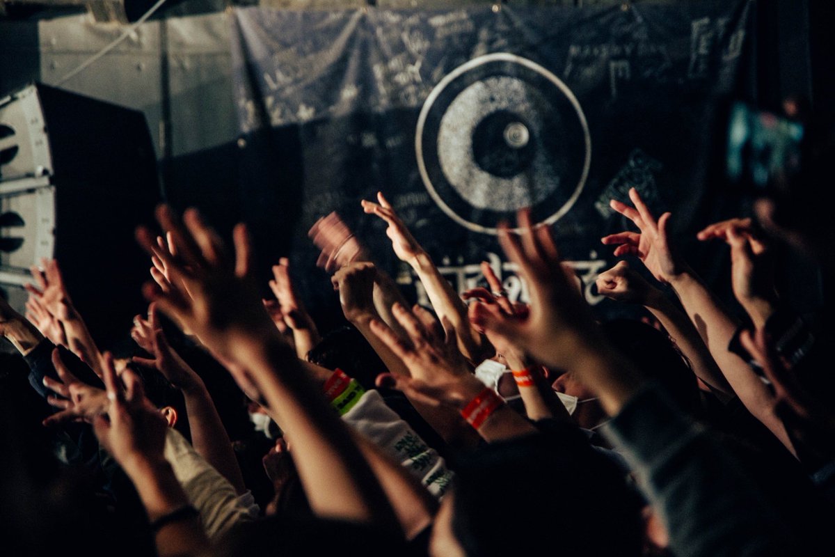 SSTPofficial's tweet photo. “MAGIC HOUR” Day1 Shibuya sold out done. 

Stand AtlanticとKnosisを招いての久しぶりのMAGIC HOUR。
そして、久しぶりの対バンツアー始まりました。
サイクロンでスタートを切れて本当よかったです！

Photo: @__tpwbo 

#survivesaidtheprophet #サバプロ #MAGICHOUR https://t.co/Cbnu63wg20