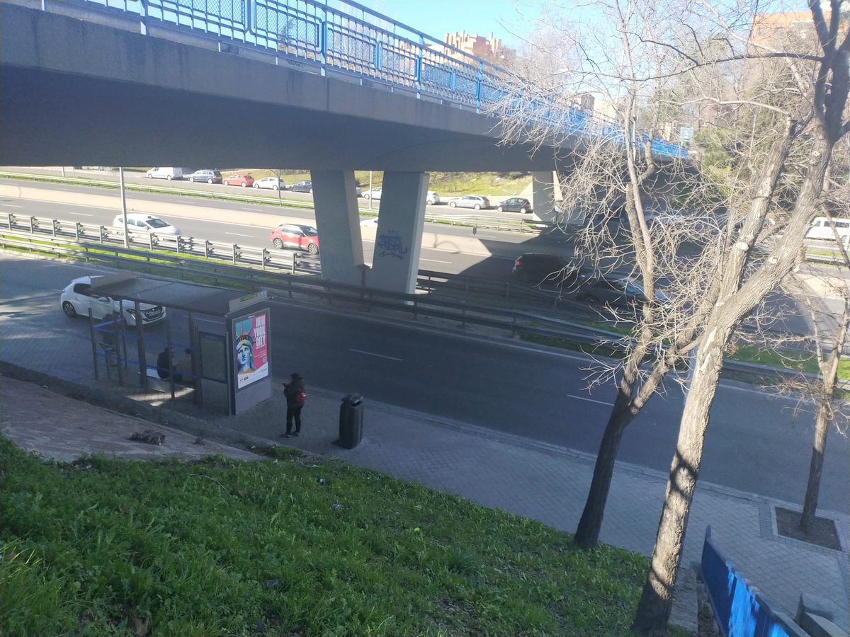 jorgeneila_'s tweet photo. 🙋🏻A ver si me podéis ayudar con un RT!! 
Aquí mi abuela queriendo coger el autobús y... Ninguna rampa, ni ascensor. Nula accesibilidad para personas con movilidad reducida en Paseo Santa María de la Cabeza (Madrid) y el Ayuntamiento ignora a los vecinos 🤦🏻‍♂️😐
@palomagromero https://t.co/PttuaQcZtQ