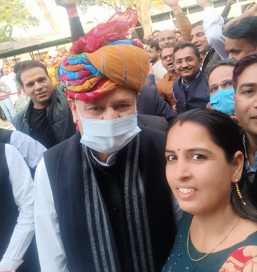 Anjuchoudharye's tweet photo. #18750_बहाल_करो
@ashokgehlot51 @DrBDKallaINC
@GovindDotasra
माननीय जननायक मुख्यमंत्री महोदय अशोक गहलोत जी व्याख्याताओ (स्कूल शिक्षा)की वेतन कटौती निरस्त कर 18750 को पुनः बहाल करो।। https://t.co/lqJpnSGMsR