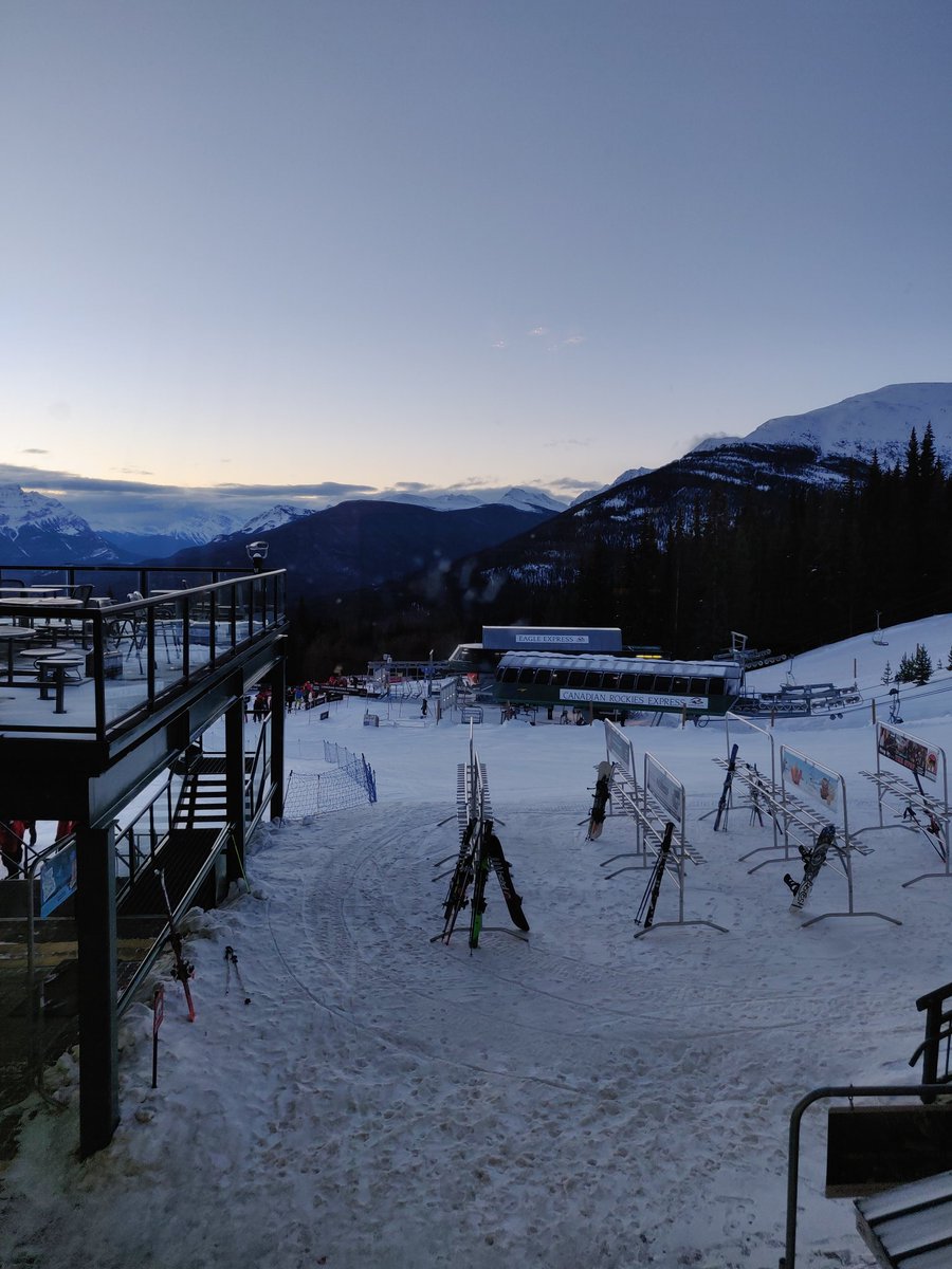 Looks like it's going to be another nice day for skiing at #marmotbasin.