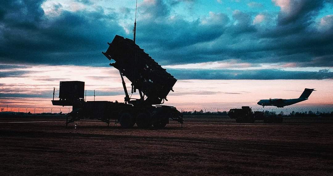 U.S. 🇺🇸 Patriot batteries from the 5th Battalion, 7th Air Defense Artillery Regiment, 10th Army Air and Missile Defense Command, stand ready to defend NATO's #EasternFlank at a site in Poland 🇵🇱. #StrongerTogether

📸 by SFC Christopher Smith