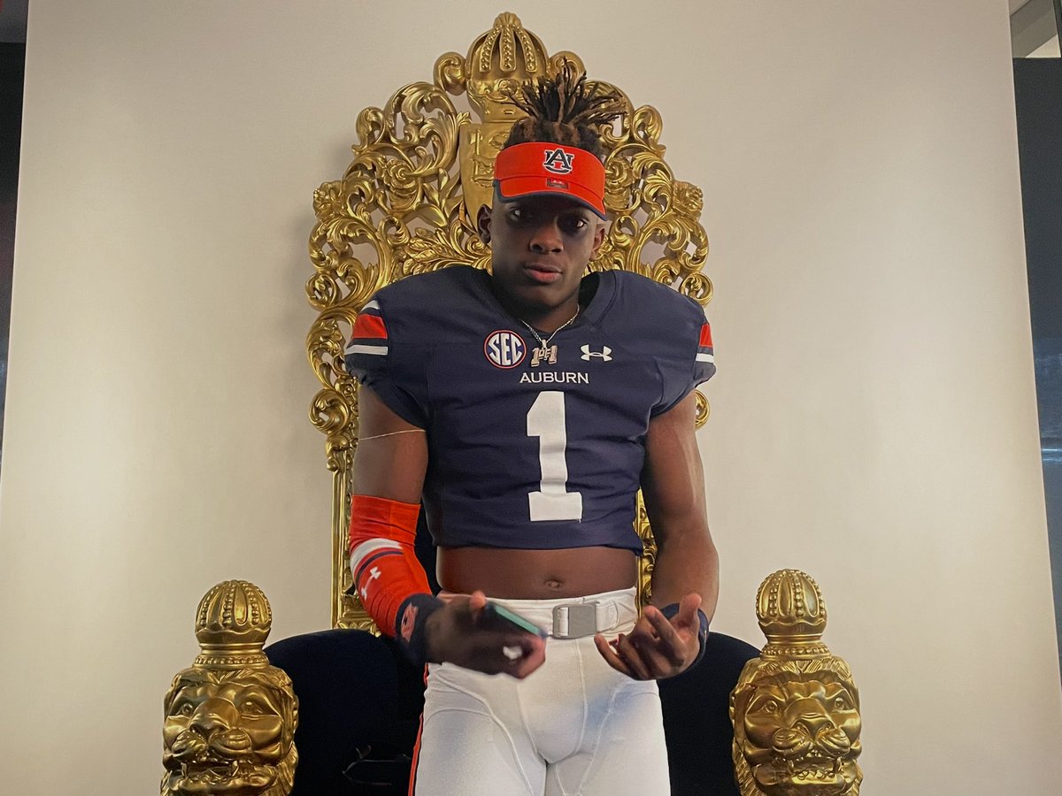 AlHenderson_1's tweet image. #AG2G Great Visit In Auburn Yesterday 🦅! #WDE @CoachHughFreeze @CoachCaddy24 @AuburnFootball @JLeeAULive @BMattAU @ITATJason @AuburnMade @CClemente247 @CalebJ_Rivals !! #WarEagle🟠🔵