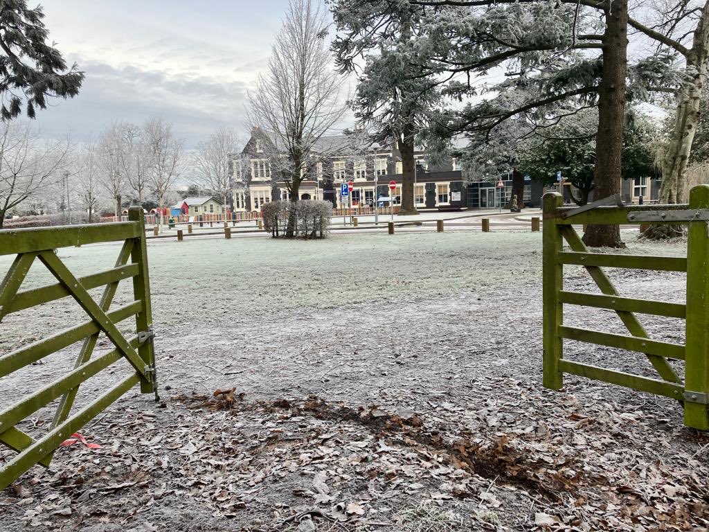 RGSTheGrange's tweet photo. Sunday greetings from a chilly but beautiful RGS The Grange 🥶❄️ https://t.co/RKg9afPlpK