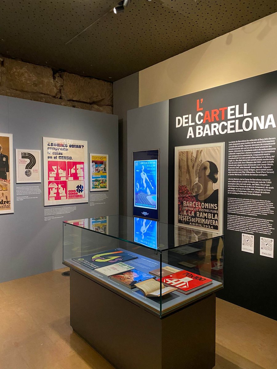 GTDocGrafics's tweet photo. Visita de bibliotecàries de la @BiblioCatalunya a la mostra 'L'art del cartell a Barcelona' a l'Arxiu Històric de la Ciutat de Barcelona, feta per Santi Barjau, cap de l'Unitat de Gràfics.

#DocsGrafics https://t.co/mnCojWFlZ5