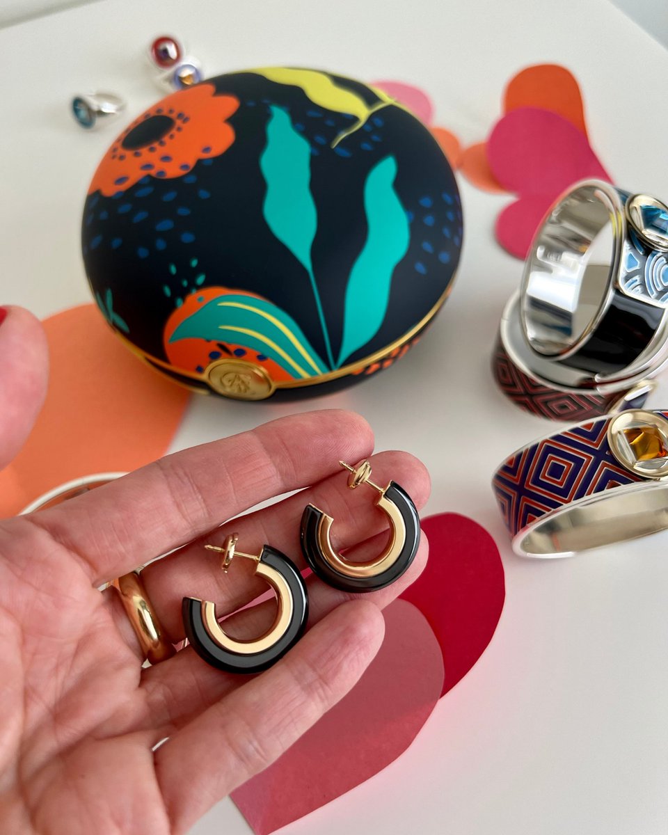 CastJewelry's tweet image. Who’s on your V-Day list? We have gifts for you, your bestie &amp;amp; for your one and only. Celebrate love of all kinds this year 💕 #CastWonder 
.
.
.
.
.
#ValentinesDay #Love #Besties #VDay #JewelryGifts #xoxo