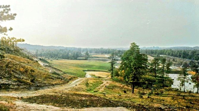 Hainesy76's tweet image. Early pictures of the par 4 home hole at Pine Valley taken over a century ago. Crump on the green along with the famous, but short-lived "pimple"👊