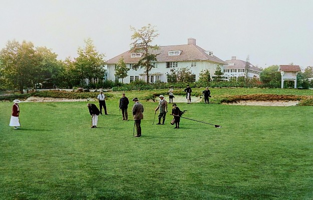Hainesy76's tweet image. Early pictures of the par 4 home hole at Pine Valley taken over a century ago. Crump on the green along with the famous, but short-lived "pimple"👊