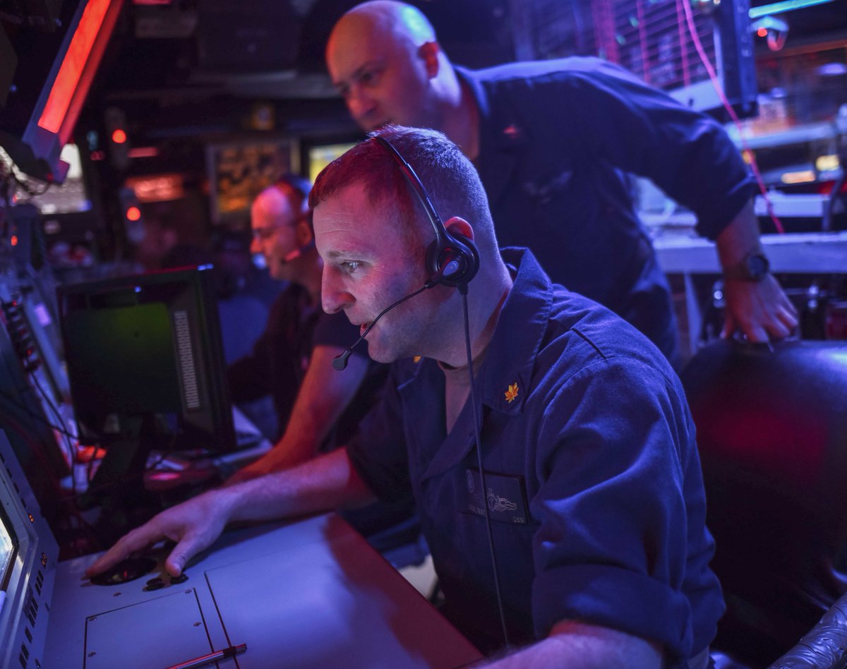 On the watch while on the go! ⚓ 🇺🇸 👀 

#USNavy Sailors assigned to the guided-missile destroyer #USSTheSullivans (DDG 68) stand watch in the ship's combat information center while transiting the Bab al-Mandeb, Jan. 17. 

#NavyPresence