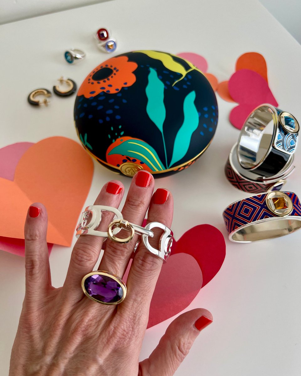 CastJewelry's tweet image. Who’s on your V-Day list? We have gifts for you, your bestie &amp;amp; for your one and only. Celebrate love of all kinds this year 💕 #CastWonder 
.
.
.
.
.
#ValentinesDay #Love #Besties #VDay #JewelryGifts #xoxo