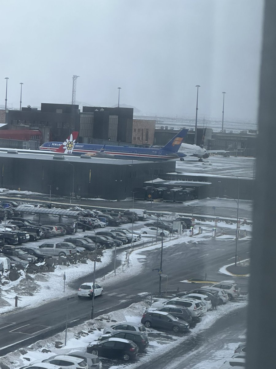 unioner92's tweet photo. @kriscarr442 @Icelandair @kefairport Oh no ! What a nightmare. Is This you in one of these planes? Been stuck here for 2 days now. But outside of a plane. https://t.co/4Ks8TU6pLu