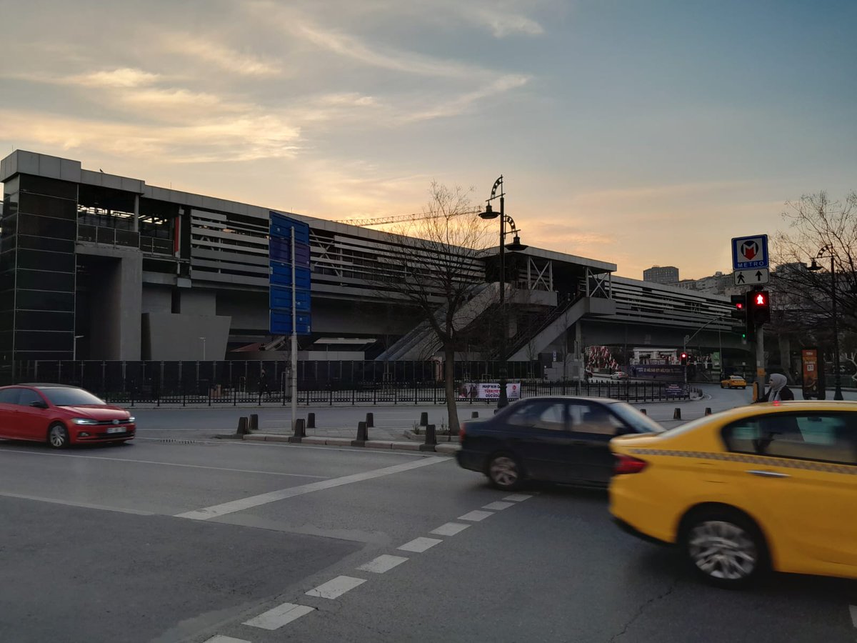 nihonjinkai_ist's tweet photo. 市内キャートハーネ駅とイスタンブール空港間の地下鉄線が22日開通。上記区間のみなら目下12リラで25分と聞くと便利そうだけど、タクシム発着には地下鉄利用だと現時点では乗換2回必要で、駅が離れているキャートハーネでの乗換は大きな荷物が有ると辛いかも。キャートハーネ駅での乗換は1番出口です。 https://t.co/Ghcwvr832m