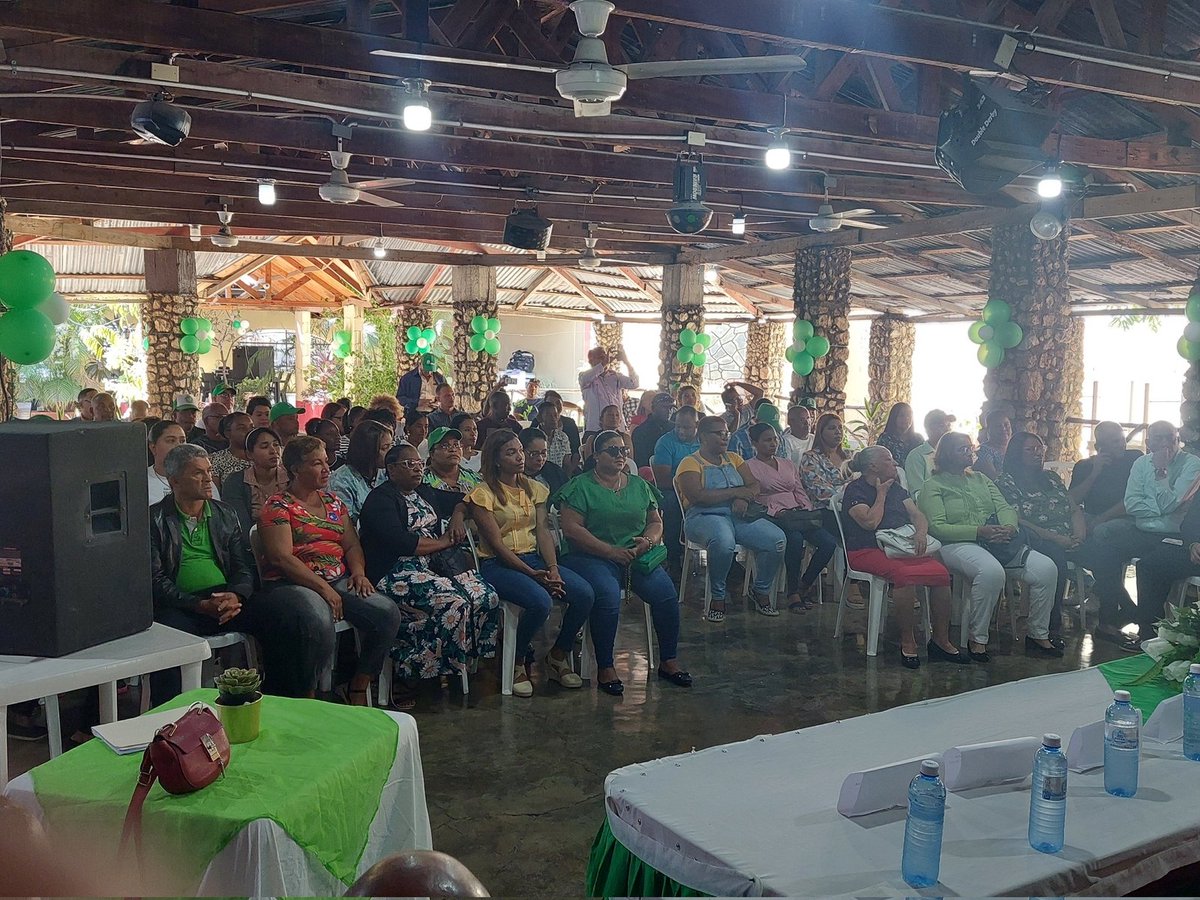 RamirezSiano's tweet photo. En Azua RD, avanza la FP-AZUA  #Azua #FuerzaDelPueblo #FPComunica Juramentacion de los galenos de la medicina, en la estructura partidaria de FP. @henry_meran @BautaRojas @radhamesjimenez @anitabritogil @alfredofreites7 @LizardoKeiry @juanpujols02 @zuleicagarcia88 @Rafelitova https://t.co/nLaOw8D7D6