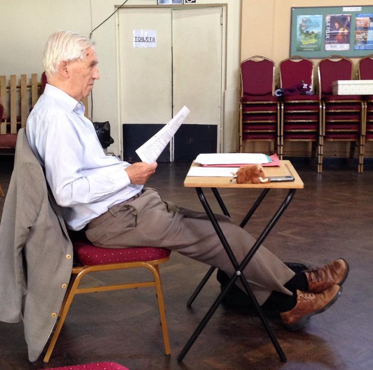 PaulThomasXV's tweet photo. A legend died this morning. #MichaelFriend directed plays at #ShawsCorner and #BroadstairsSummerRep for decades. I was lucky enough to be in 12 of his plays. He'd trained at @RADA_London close on 70 years ago and worked in the business ever since. He will be sorely missed by many https://t.co/X8gUkfHAtq