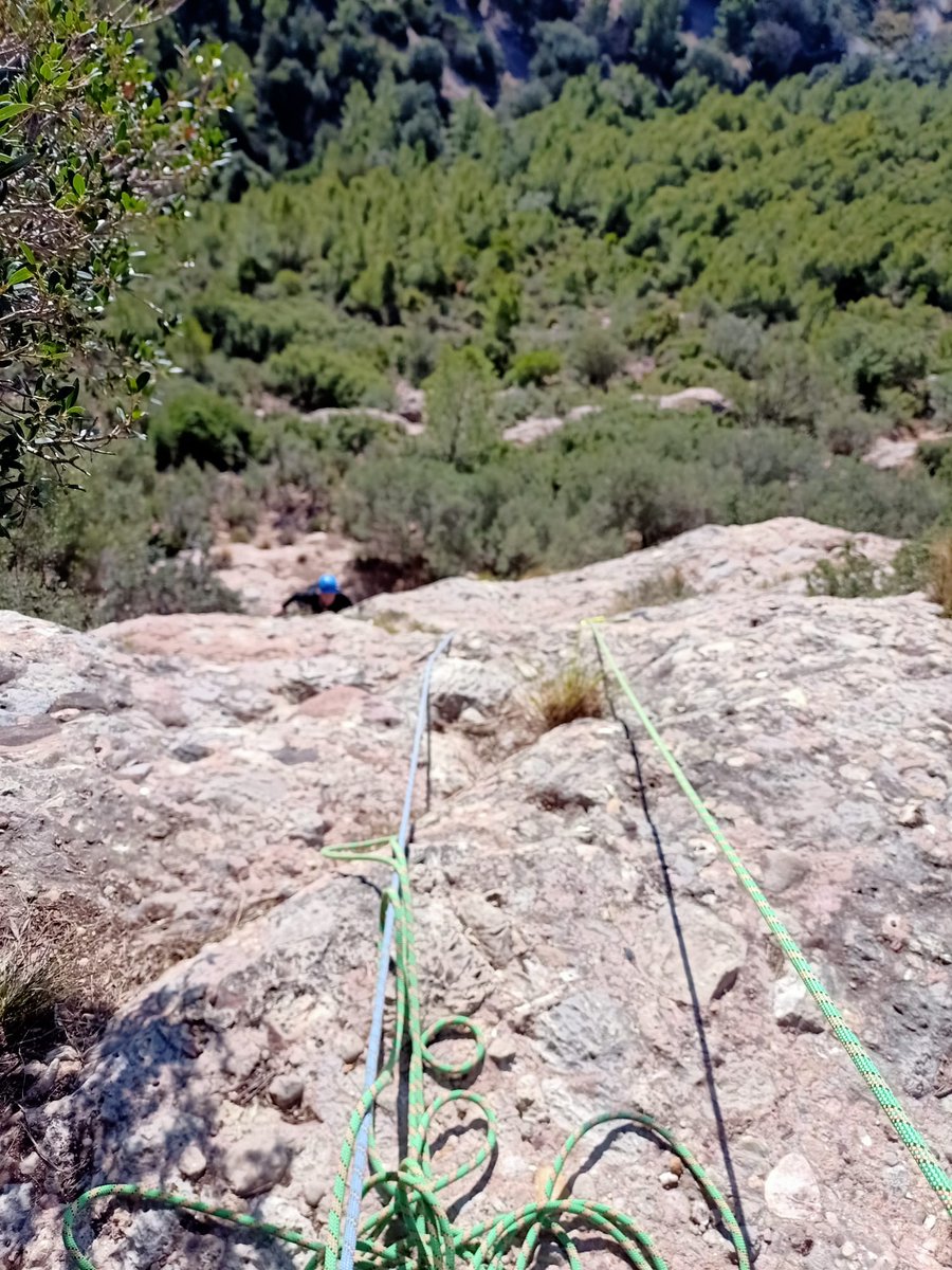 msoengs's tweet photo. Matí de molt fred a @collbato però no ha estat excusa per provar la via #fullequip i escalar la via #vialaietana. Tota una experiència amb via llarga. @ACEMataro @fedamon @Kikialdo4 https://t.co/g2gVMafLse