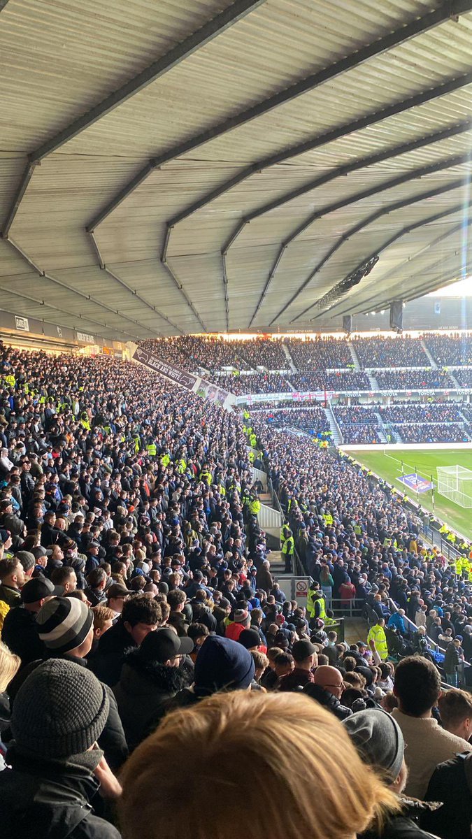 ¿Premier League? ¿Championship? No, esto es la tercera división. Una liga que cada día se hace más atractiva por los históricos que caen en ella. Ayer fue el turno de Derby County v Bolton y hubo un sold out con 30000 personas.