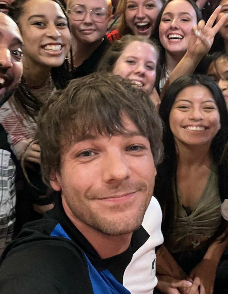 I vote #Louies for #BestFanArmy at the #iHeartAwards

RT: 1 VOTO 
RT + COMENTARIO: 2 VOTOS