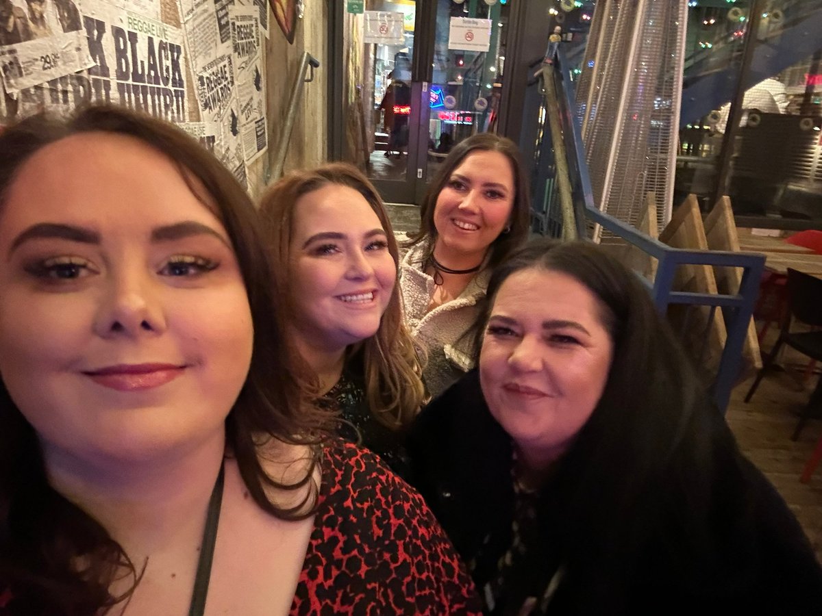 Jenna_new's tweet photo. night out with the pals 🍸🍸 https://t.co/xLxpk4Dut0