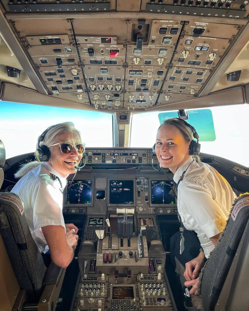 shesgotwings777's tweet photo. Helen ‘squared’!

Boston was a joy - and even more so as I got to fly with another Helen - Captain Helen!

A rare occurrence of two ladies up front - always a pleasure!

#femalepilot #femalecaptain #airlinepilot #777 #boeing #boeing777 #aviatrix #pilotlife #avgeek https://t.co/i04Wp3Y18I