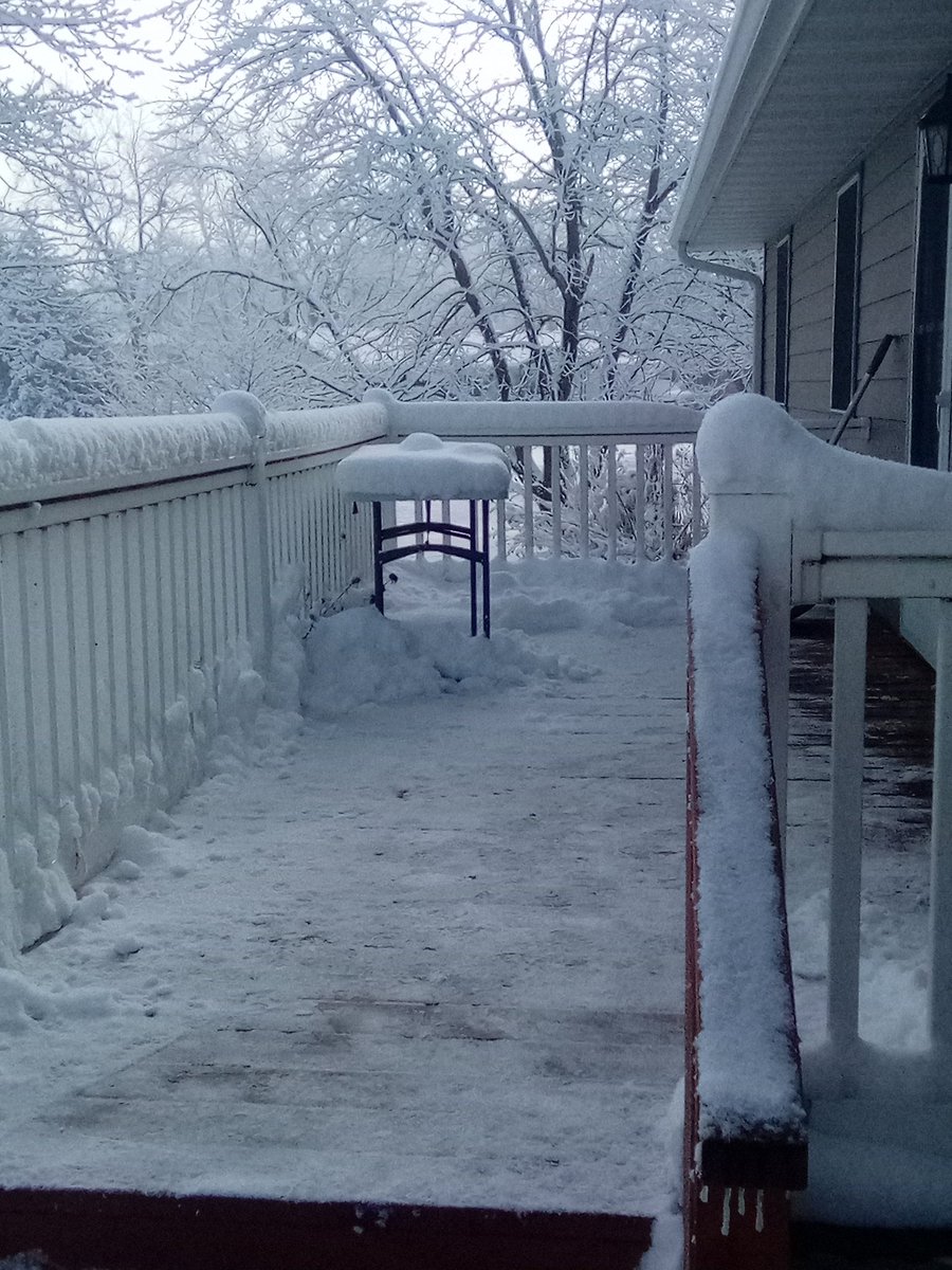 GaryLindeen's tweet photo. @NWSTopeka 4 inches of snow in Summerfield, KS. https://t.co/iPjXUauIz5