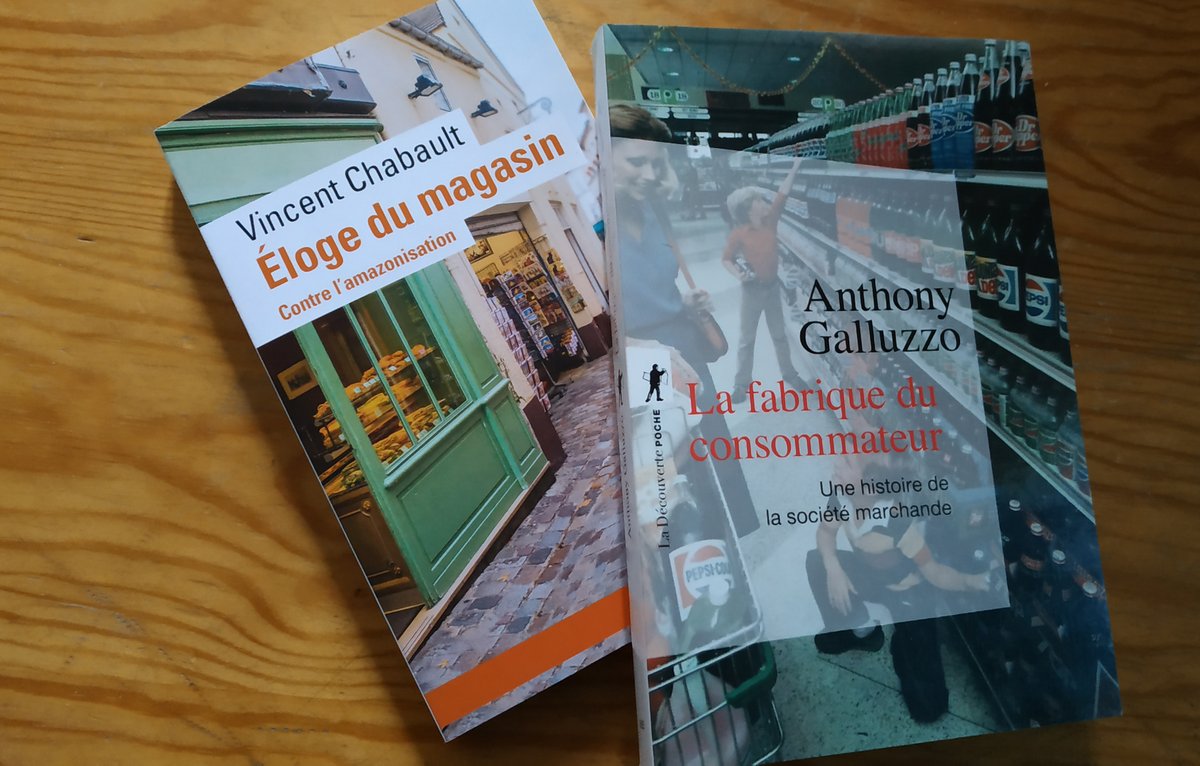 [ PASSAGES en POCHE ] de ce début d'année pour (re)lire ces deux passionnants livres : "La fabrique du consommateur" d'Anthony Galluzo (<a href="/Ed_LaDecouverte/">Éditions La Découverte</a>, 2020) et "Eloge du magasin" de @vincentchabault (<a href="/Gallimard/">Gallimard</a> , 2020)