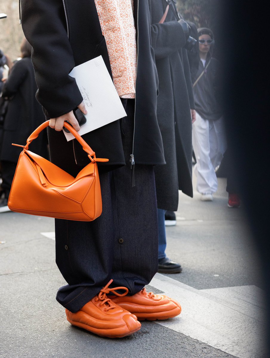 Marie_Merlet's tweet image. Street Style during Paris Fashion Week Men's 
.
.
.
#parisfashionweek #pfw #LOEWE #streetstyle #photography