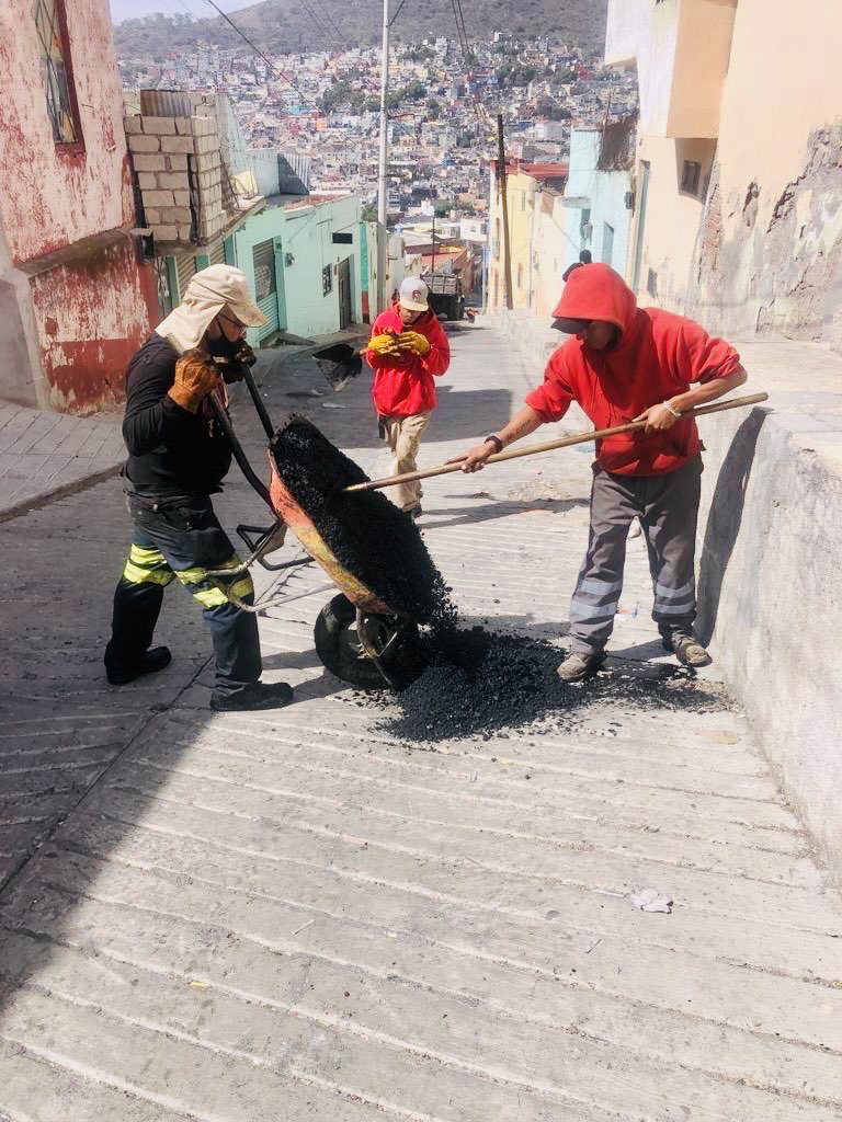 sergiobanosr's tweet image. Familia, estoy atendiendo nuestros barrios de Pachuca con el #ProgramaDeBacheo 👷🏻‍♂️ permanente. 

✔️ Realizamos trabajos en la calle Maclovio Herrera, en el Barrio El Mosco 🏘️. 

¡Con estas acciones seguimos #CumpliendoPorTuFamilia ✅👨‍👩‍👧‍👦!