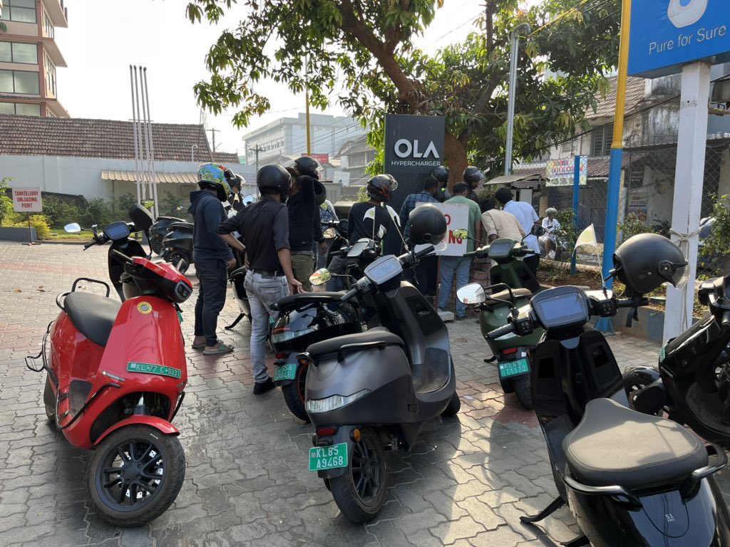 HabeebuRahman's tweet photo. See the large queue at only commissioned #HyperCharger in #Kerala #Calicut. Sadly the hyper Charger was out of order for a couple of days. Those who thought a 10min charger will get them home was truly disappointed. Pls maintain this properly @OlaElectric @bhash @olaownerskerala https://t.co/okTWU7qJvu