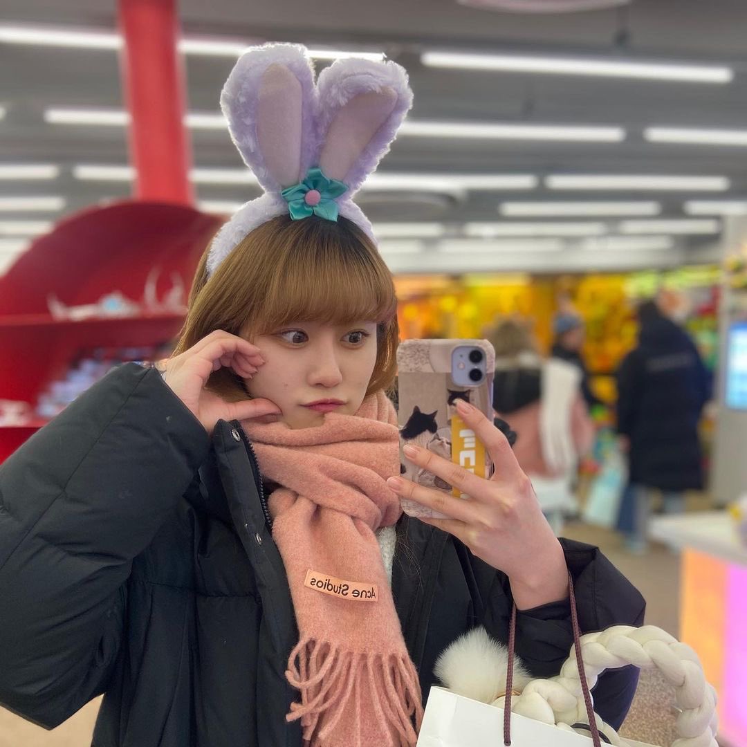 ( #ATT - 21/01/23🪴) - #HARU atualizou as redes sociais.

“Tenha um ótimo Ano Novo~! Feliz ano novo💜

Na primeira foto, Chae Bin está na minha cabeça >< 🐤ㅋㅋㅋ @/yub_in_out ”

#NATURE #LIMBO
#NATURE_WORLD #CODE_W