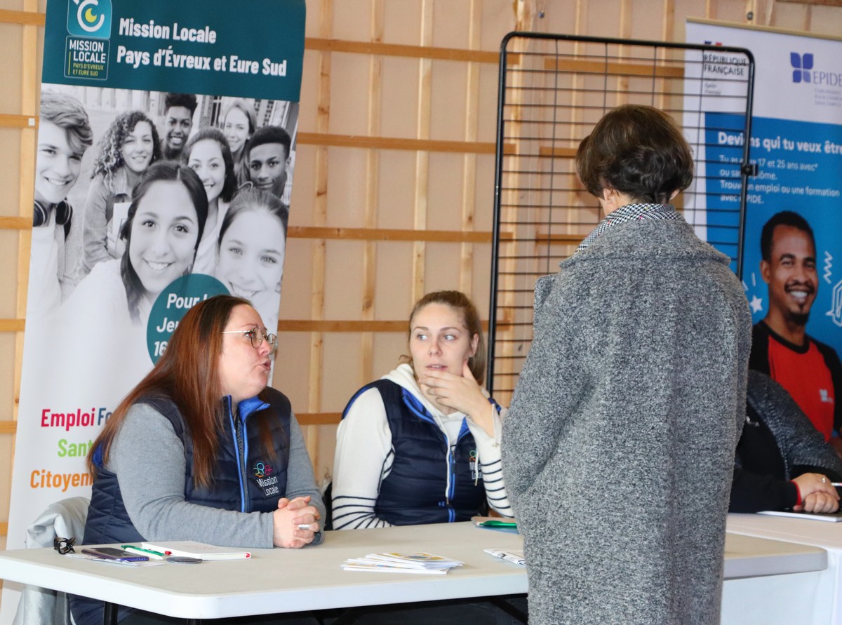HugoRugles's tweet photo. Merci à la Délégation militaire de l'Eure d'avoir organisé ces rencontres de la défense pour échanger, enrichir le #ParcoursCitoyen des élèves de 3e du collège @HugoRugles et développer le sens de l'#engagement. @Prefet27 #INSE27 #TER @dsden27 @MoncadaFra https://t.co/yBcKnJMXwG