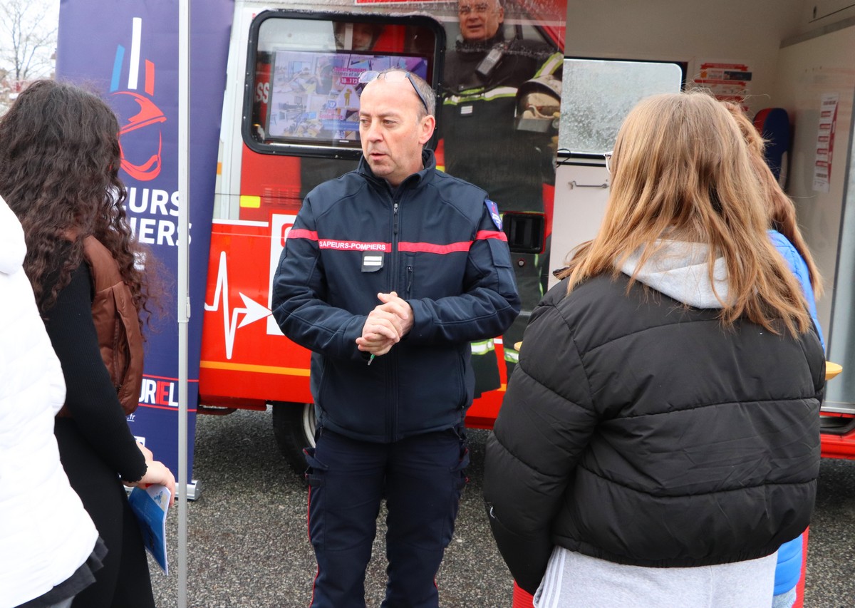 HugoRugles's tweet photo. Merci à la Délégation militaire de l'Eure d'avoir organisé ces rencontres de la défense pour échanger, enrichir le #ParcoursCitoyen des élèves de 3e du collège @HugoRugles et développer le sens de l'#engagement. @Prefet27 #INSE27 #TER @dsden27 @MoncadaFra https://t.co/yBcKnJMXwG