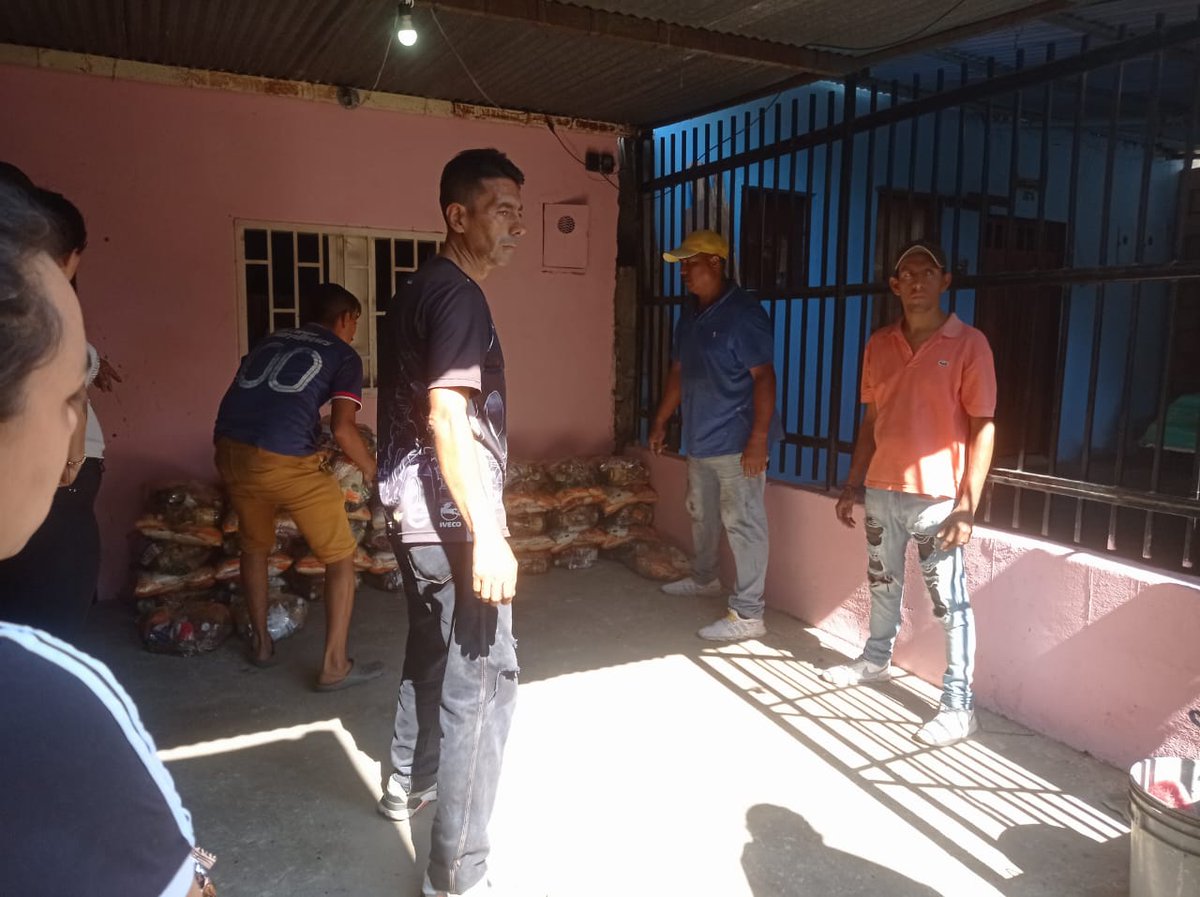 angy_vil1's tweet photo. Gracias a las políticas de protección implementadas por el Pdte. @NicolasMaduro se realizó la descarga de la bolsa #CLAP a 555 familias en #ClapBolivarLibertador  del Municipio #PedroMariaUreña
@FreddyBernal
@carrilloalcald1
@wcontreraspsuv
@JosuMaldonado13
#SoyComunicadorClap https://t.co/JcOAn1WqD8