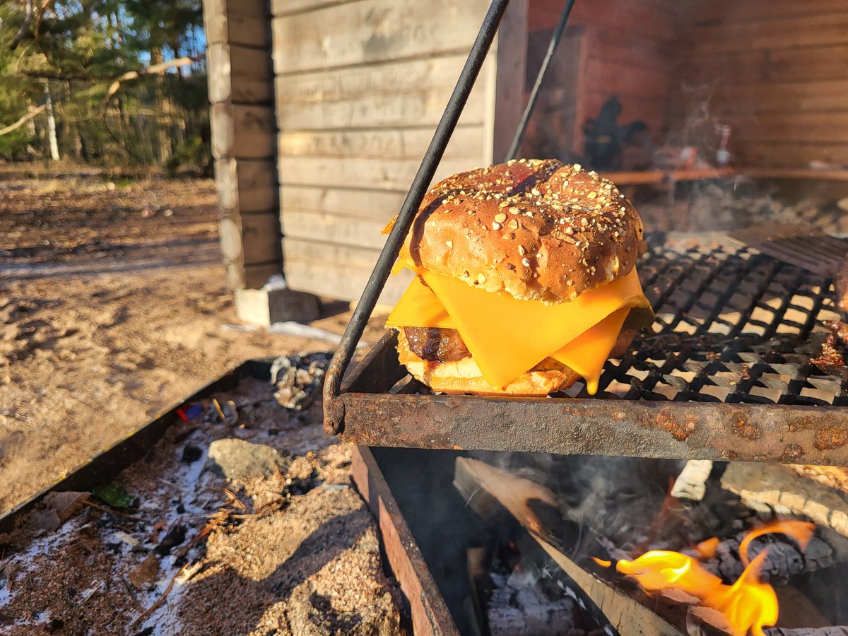 GrillplatserNu's tweet photo. Igår var det en solig dag vid Färnebofjärden. Blev en liten dubbelburgare som lunch.
Hittade en fridfull plats helt utan ljud från civilisationen. Det enda som hördes var isen som rörde sig.
#färnebofjärdensnationalpark #eldaute #hamburgare #grillmat #rofyllt https://t.co/uecUg5x2YA