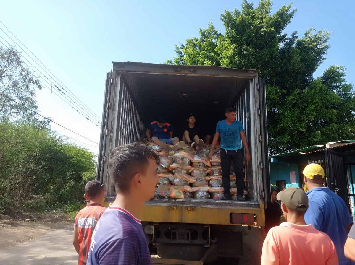 angy_vil1's tweet photo. Gracias a las políticas de protección implementadas por el Pdte. @NicolasMaduro se realizó la descarga de la bolsa #CLAP a 555 familias en #ClapBolivarLibertador  del Municipio #PedroMariaUreña
@FreddyBernal
@carrilloalcald1
@wcontreraspsuv
@JosuMaldonado13
#SoyComunicadorClap https://t.co/JcOAn1WqD8