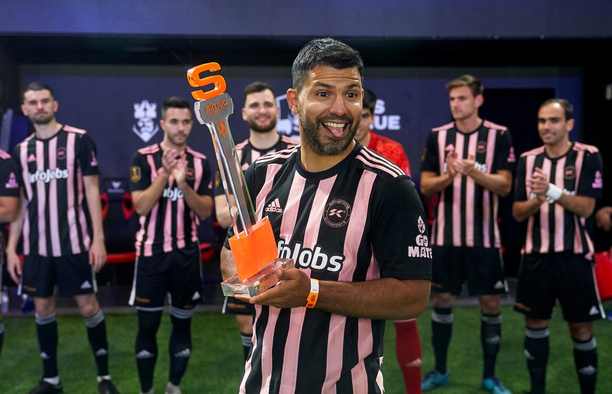 KingsLeague's tweet photo. .@aguerosergiokun, #simyoMVP de la jornada pasada, ha recibido su trofeo. 🏆🤪

#KingsLeagueJ4 #InfoJobs https://t.co/X4cJssBFy1