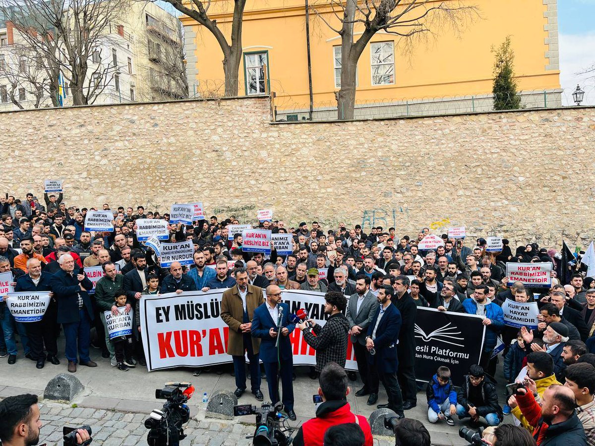 isaguvendik's tweet photo. İstiklâl Caddesi Kur'an aşıklarının tekbir sesleri ile yankılanırken İsveç Konsolosluğu çalışanları bu kağıdı asmak zorunda kaldılar:

"We do not share that bookburning idiots view.

Kitap yakan aptalların görüşünü paylaşmıyoruz."

#StopSweden 
#KuranaSahipÇık https://t.co/3jnOY7JsmN