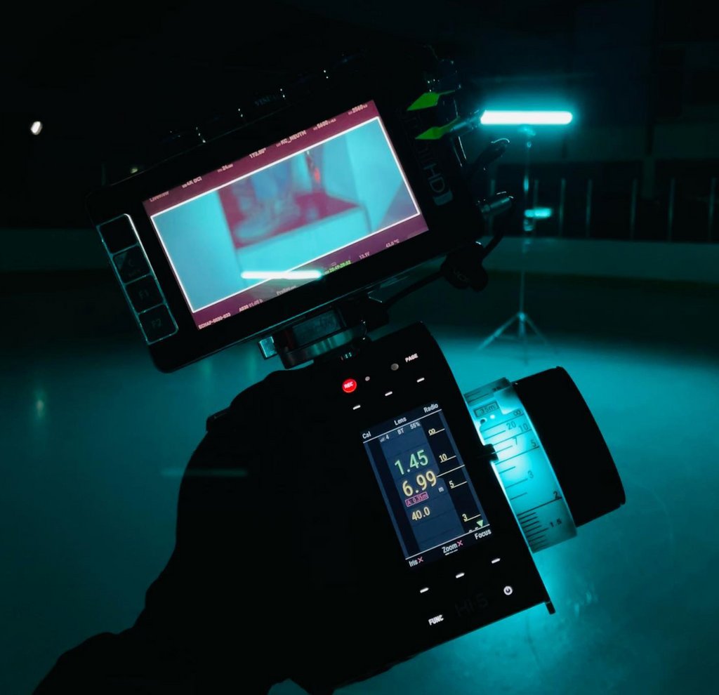 lenstoolkit's tweet image. Sunday funday 😊😎
⁠
📸 IG: maskiims
⁠
#focuspuller #wirelessfollowfocus #focus #focusbug #cinert #focusbugtechnology #hi5 #arrihi5 #assistantcamera #1ac #2ac #behindthescenes #cameradepartment #filmproduction #productionlife #focuspulleratwork #rentalhouse #camerarental