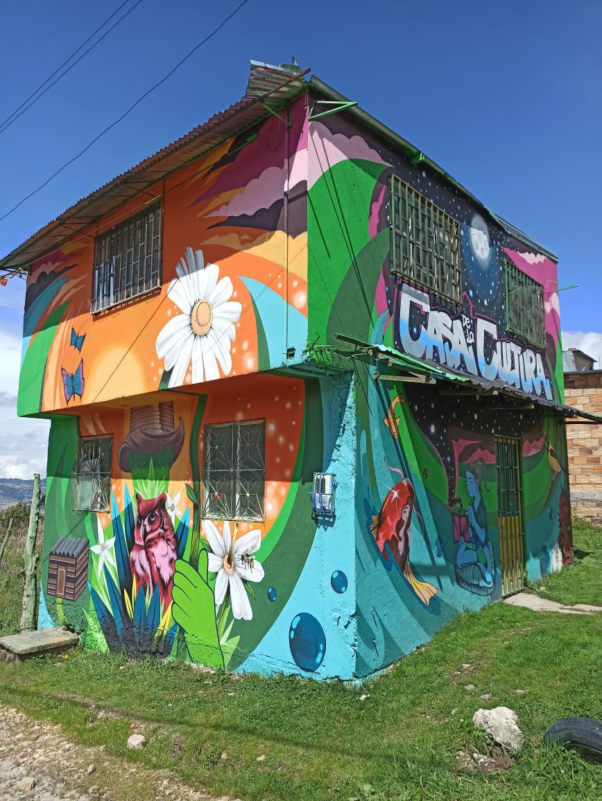 habitatbogota's tweet photo. #AEstaHora 📣 Desde @Habitatbogota transformamos 3️⃣7️⃣9️⃣ fachadas 🏡 de @UsmeAlcaldia en los sectores La Flora y El Portal II con #ParticipaciónCiudadana 🤝 de artistas locales 🎨🎭 donde pintaron 8️⃣ murales para dar vida a las #CallesMagicas 🌈 de @Bogota. #TrabajoQueDaResultados https://t.co/RyAOZPVjsP