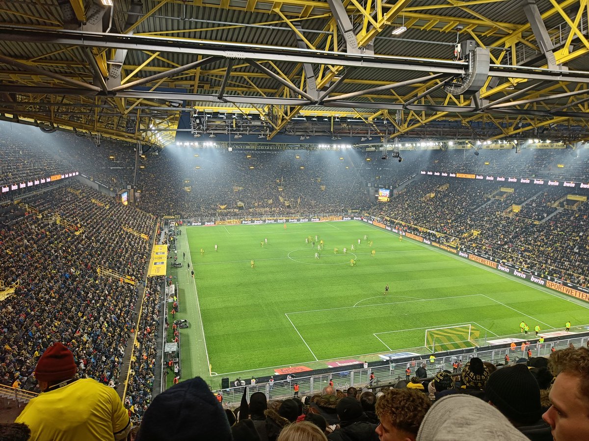 Heerlijk middagje BVB met 7 goals bij Borussia Dortmund - FC Augsburg (4-3), maar ook een fenomenale Bellingham en de comeback van Haller. #BVB