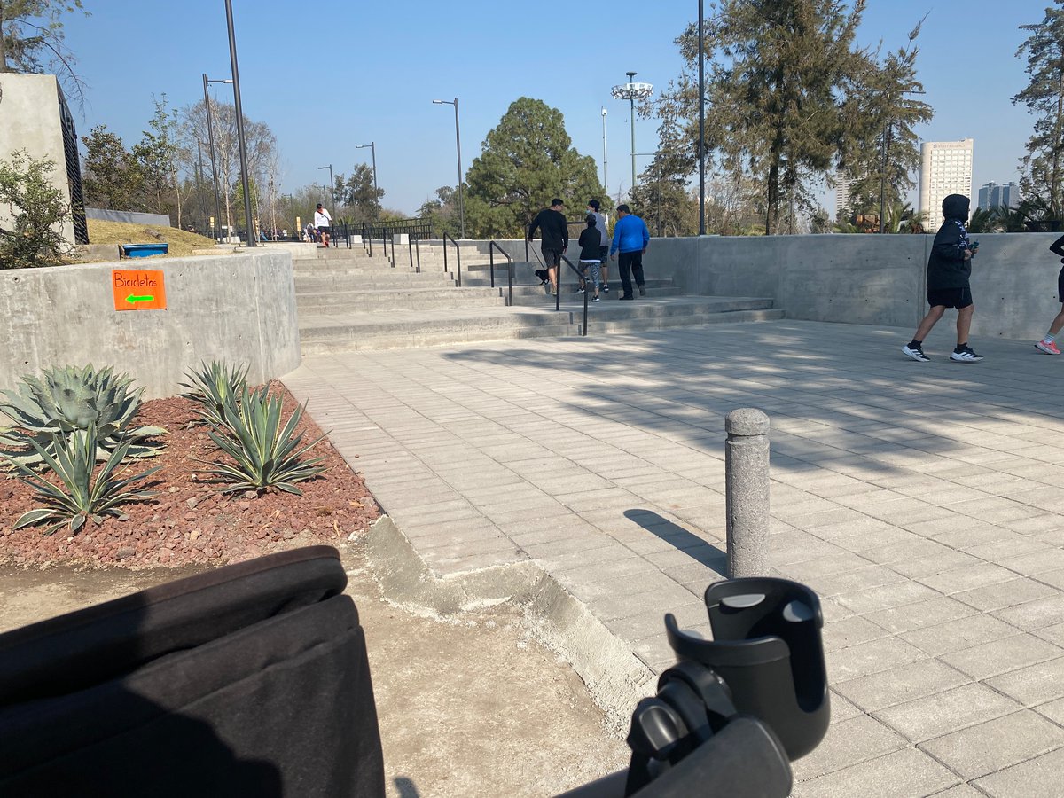 javiermalagon's tweet photo. En un logro más de la 4T se les olvidó ponerle accesibilidad universal el puente que conecta la 1era y 2da Seccion de Chapultepec. 

¿Vienes con carriola o en silla de ruedas? Te tienes que ir a rodear 50 metros, de subida y entre las bicis? Genios https://t.co/GbesKxCChw
