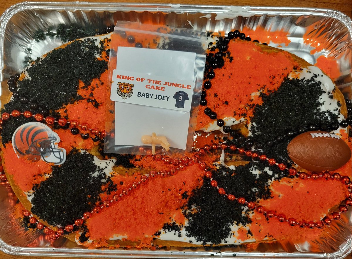 thewhobae's tweet photo. My nurses sure know how to throw a Bengals pot luck! How cute are these??? I took the Sam Hubbard cookie because it reminded me of @_jerrbear_ 😂 https://t.co/7VUgZnlvPu
